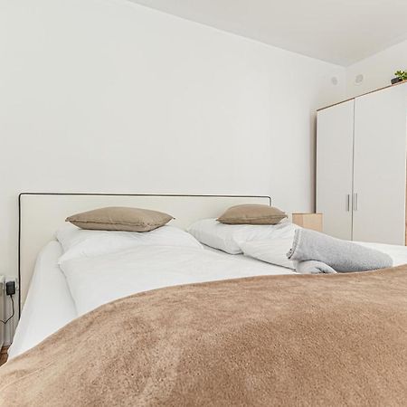 City Vibes: 1Br Apt, 10 Min To Westbahnhof Wien Eksteriør bilde