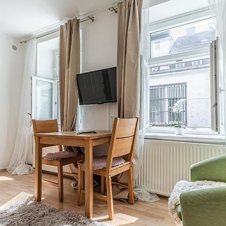 City Vibes: 1Br Apt, 10 Min To Westbahnhof Wien Eksteriør bilde