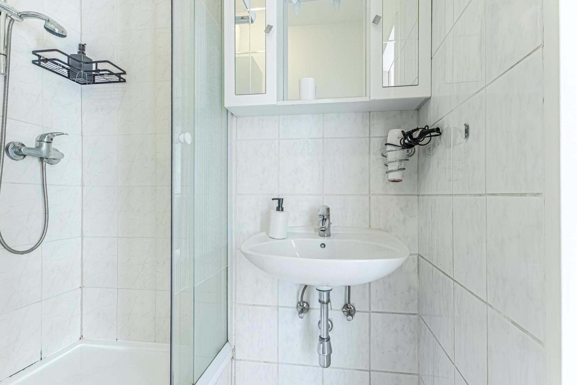 City Vibes: 1Br Apt, 10 Min To Westbahnhof Wien Eksteriør bilde