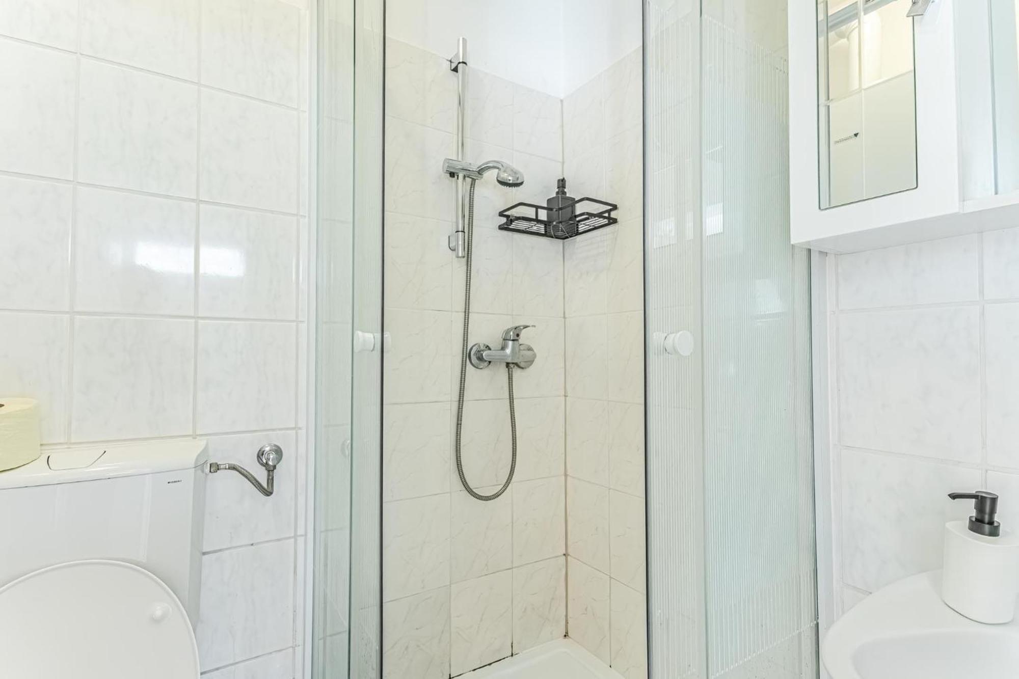 City Vibes: 1Br Apt, 10 Min To Westbahnhof Wien Eksteriør bilde