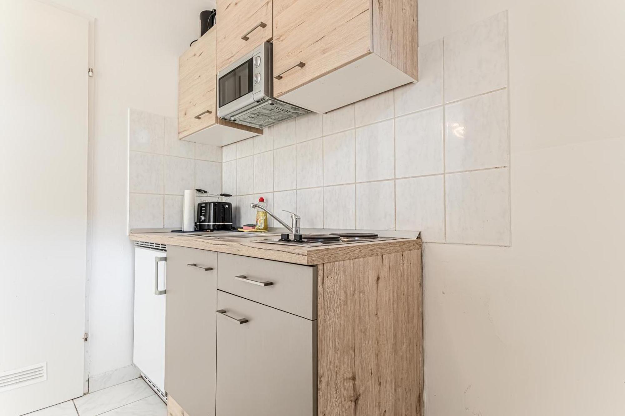 City Vibes: 1Br Apt, 10 Min To Westbahnhof Wien Eksteriør bilde