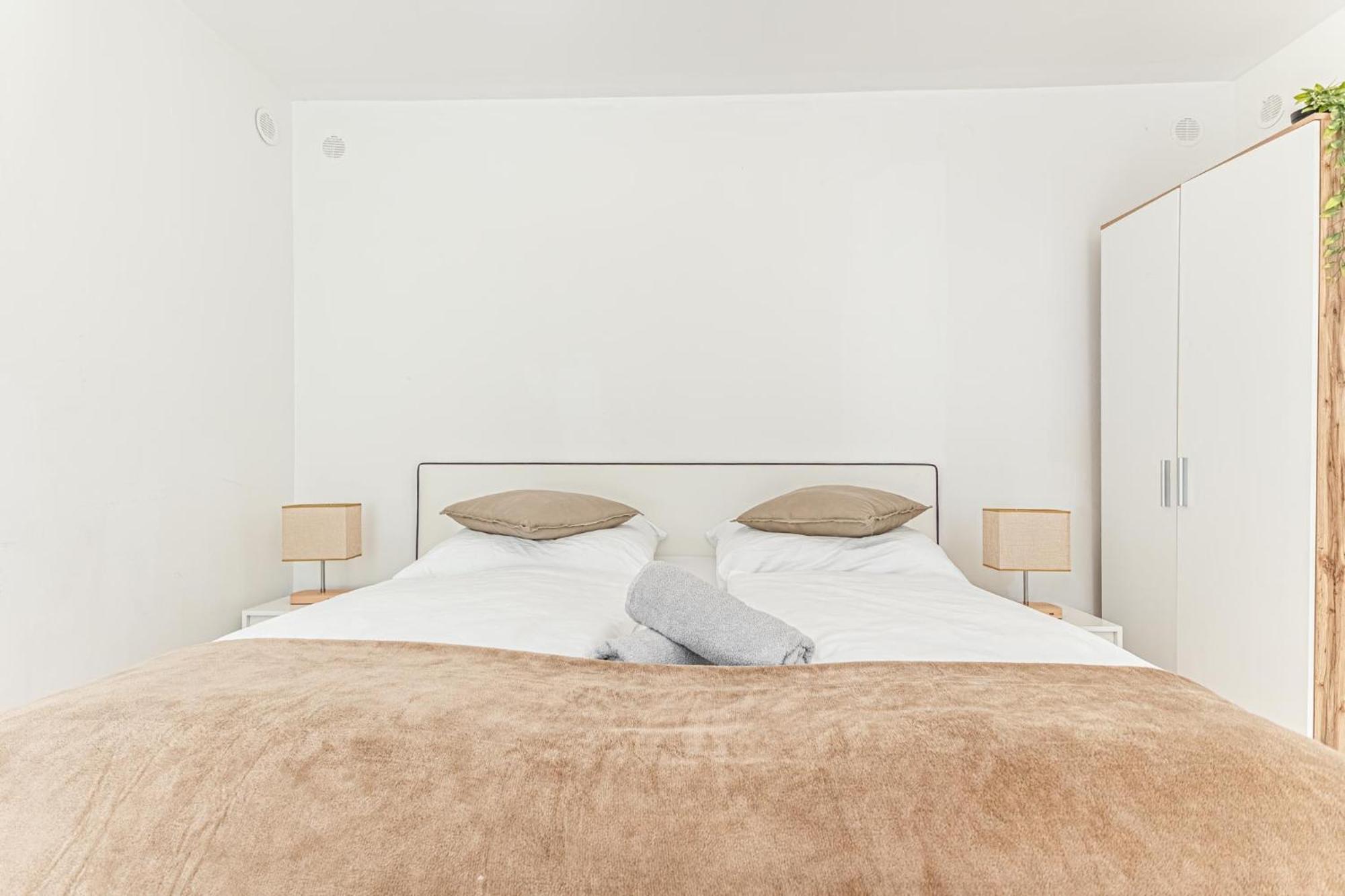 City Vibes: 1Br Apt, 10 Min To Westbahnhof Wien Eksteriør bilde