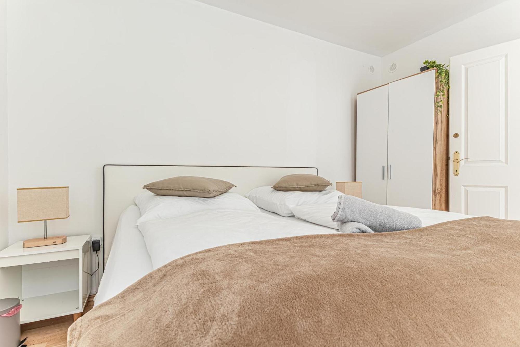 City Vibes: 1Br Apt, 10 Min To Westbahnhof Wien Eksteriør bilde