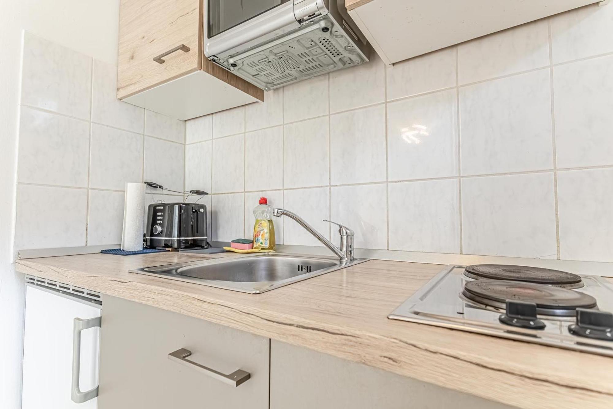 City Vibes: 1Br Apt, 10 Min To Westbahnhof Wien Eksteriør bilde