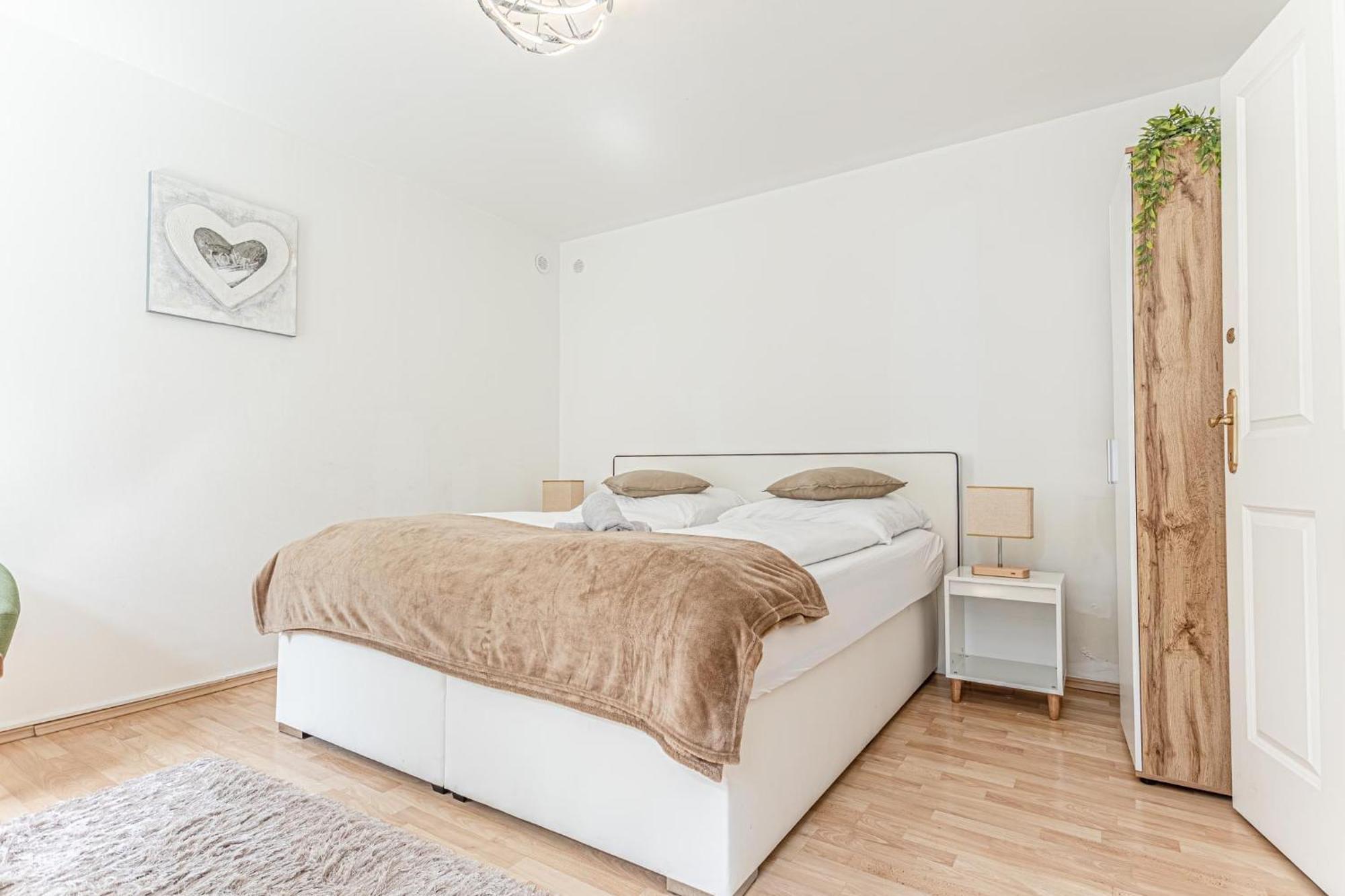 City Vibes: 1Br Apt, 10 Min To Westbahnhof Wien Eksteriør bilde