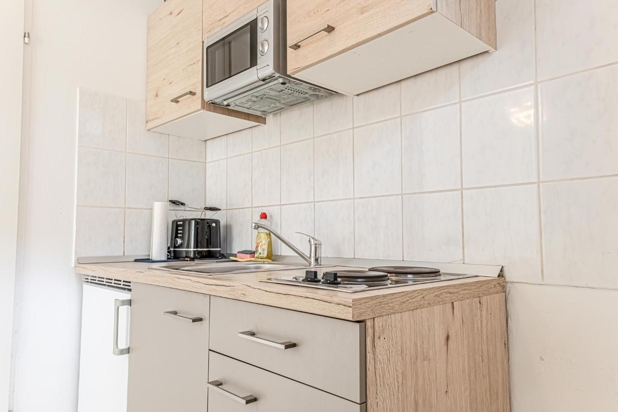 City Vibes: 1Br Apt, 10 Min To Westbahnhof Wien Eksteriør bilde