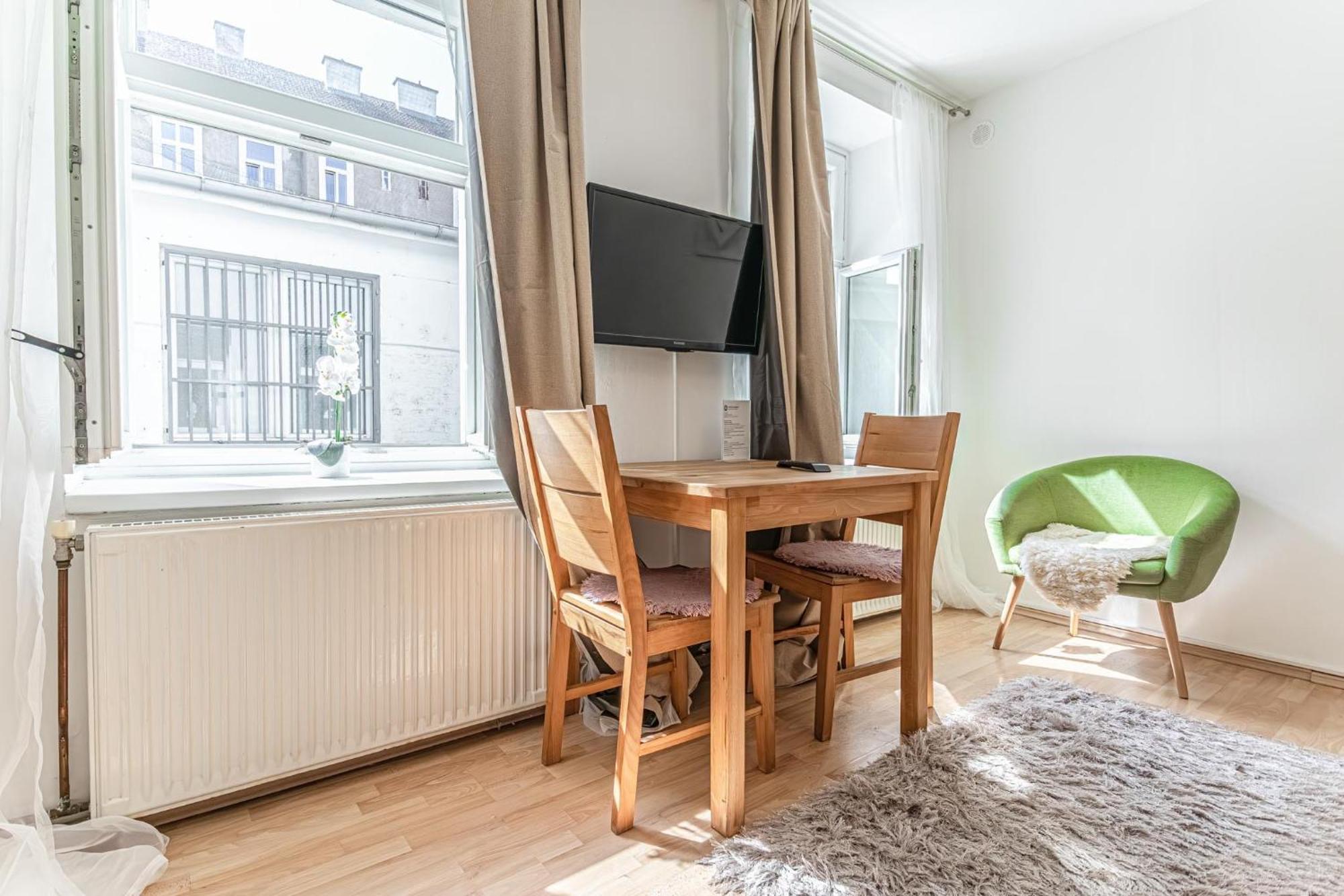 City Vibes: 1Br Apt, 10 Min To Westbahnhof Wien Eksteriør bilde